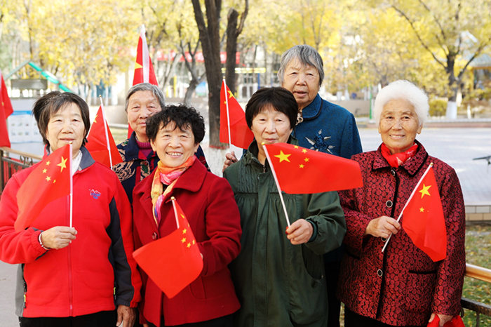 图4 长征社区老阿姨们收看十九大后一起为祖国的繁荣强大加油助力！郭宁摄_副本_副本.jpg