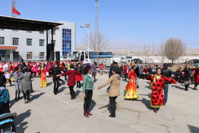 图十二 与群众一起载歌载舞_副本.jpg