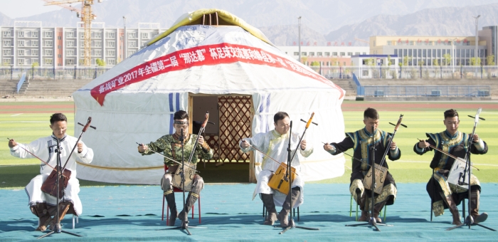 图十七 在“民族团结杯”足球赛现场演出_副本.jpg