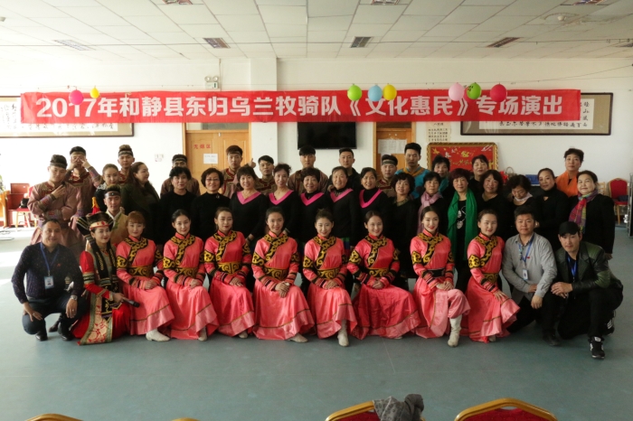 图二 正值芳华的文艺演出队_副本.jpg