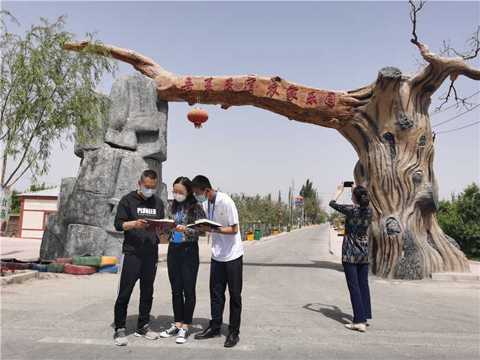 81d4fd2c9aaf9f6a852479023b36bb91.jpg 库尔勒市纪委监委抽调业务骨干组成督查组在五一节前对市域内高档酒店、农家乐等场所进行明察暗访,严查节日期间隐形变异“四风”现象,筑牢干部节日“防护墙”。图为市纪委监委督导组在该市阿瓦提乡吾夏克铁热克村的吾夏民宿农家乐园督查。(摄影:张婷).jpg