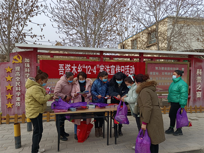 8.若羌县吾塔木乡纪委联合乡镇司法所开展宪法宣传活动,向群众发放《宪法》《中华人民共和国监察法》等宣传资料,为当地群众普及相关法律知识,引导村民做宪法的忠实崇尚者、自觉遵守者、坚定捍卫者。(吴龙 摄).jpg